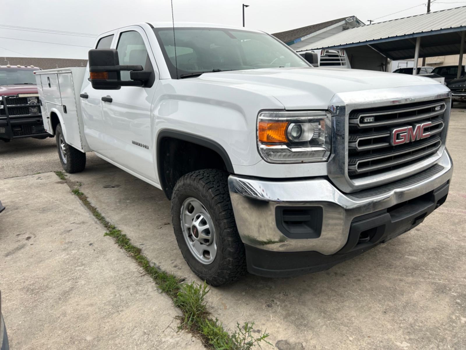 2019 White GMC Sierra 2500HD (2GD21NEG8K1) with an 6.0L V8 F OHV 16V engine, Automatic transmission, located at 1687 Business 35 S, New Braunfels, TX, 78130, (830) 625-7159, 29.655487, -98.051491 - Photo #4